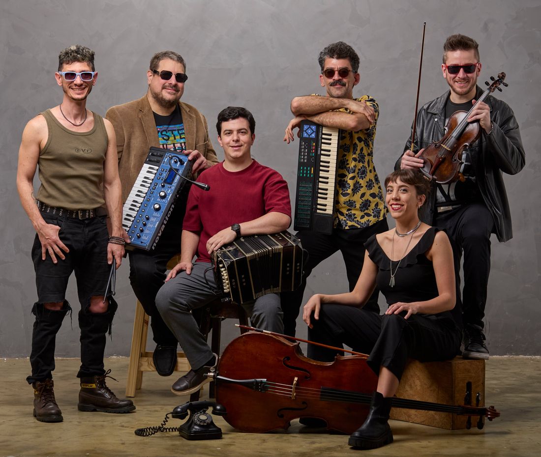Tanghetto en estudio: seis músicos con sintetizadores, bandoneón, violín y violonchelo