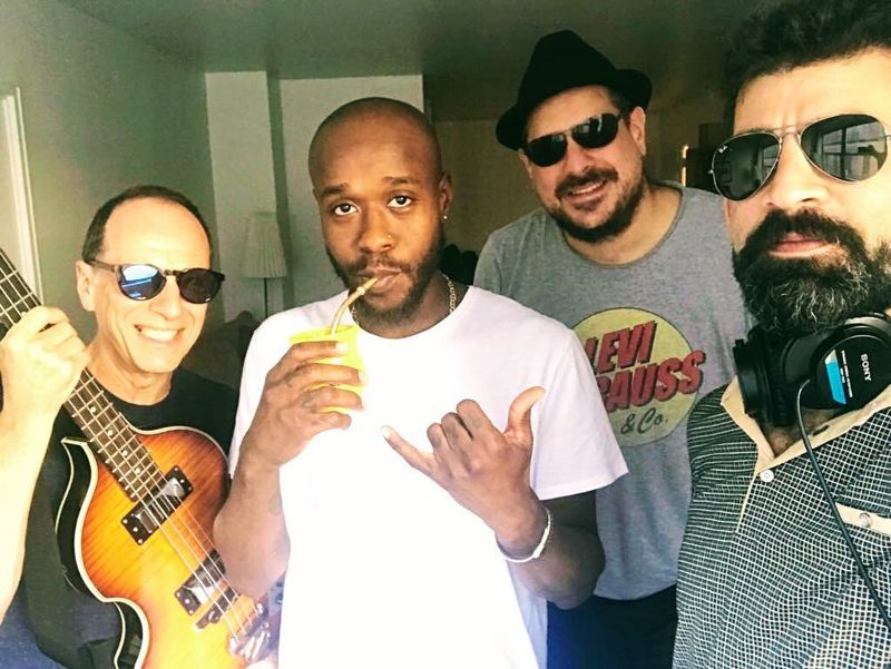 Sesión de grabación en Nueva York con un bajista, un rapero y un productor