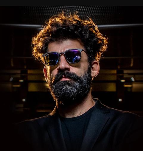 Retrato con anteojos de sol espejados y luz de contorno